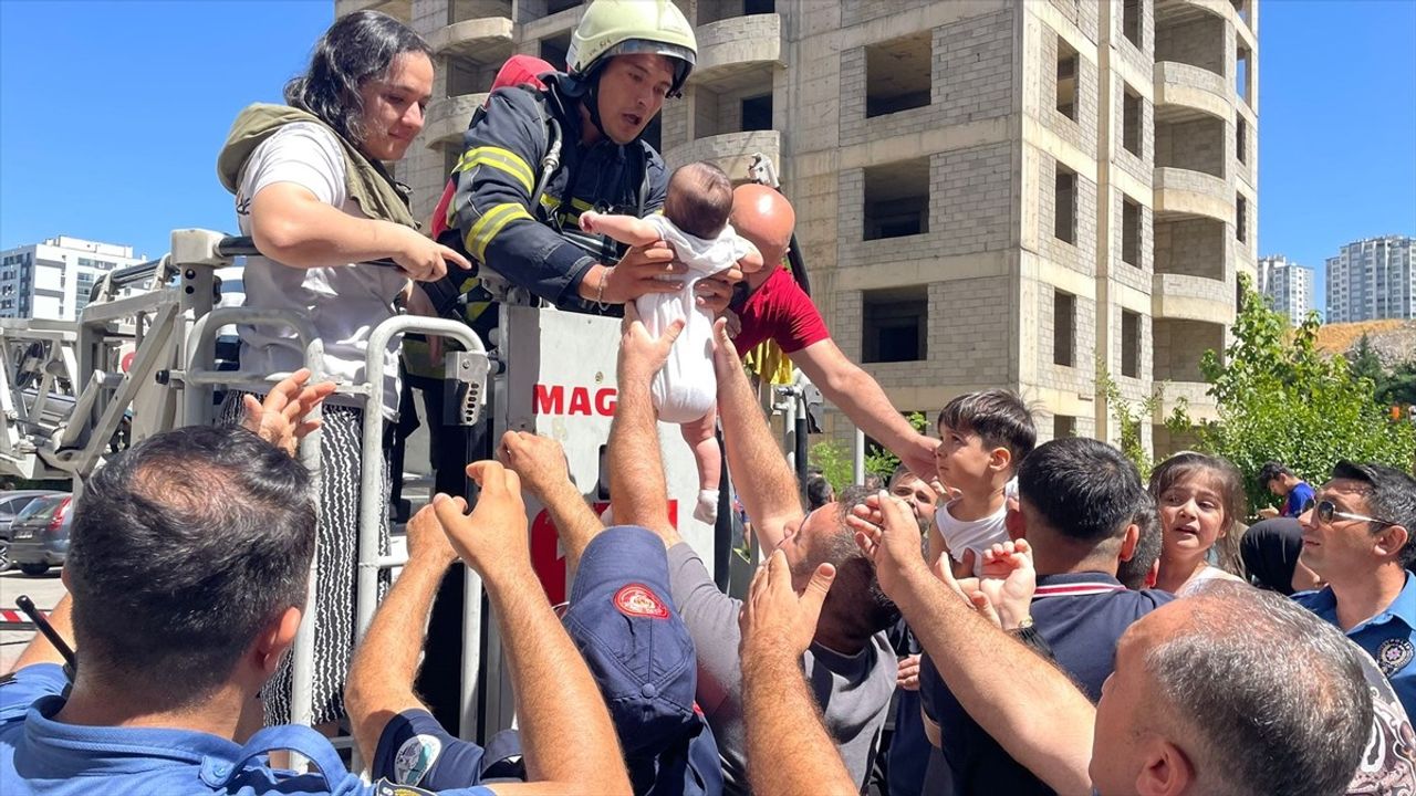 Kayseri'nin 14 Katlı Apartmanında Yangın: Mahsur Kalanlar Kurtarılıyor