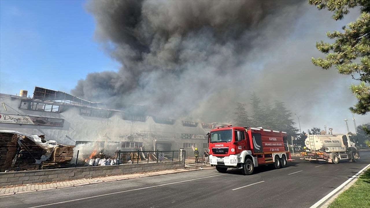 Kayseri OSB'de Yangın: Hırdavat İş Yerinden Mobilya Fabrikasına Sıçradı
