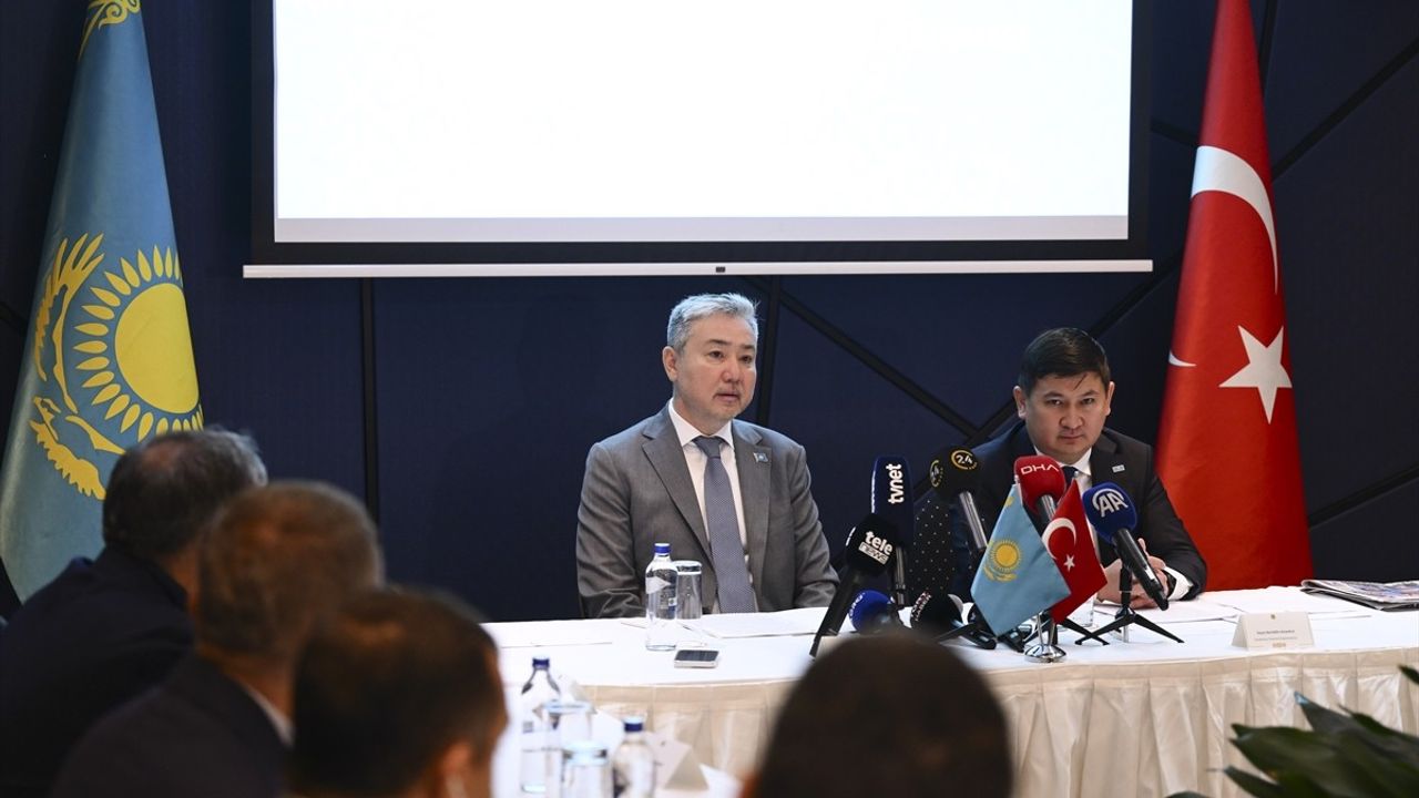 Kazakistan Büyükelçisi Sapiyev ve Başkonsolos Amankul İstanbul'da Basınla Buluştu