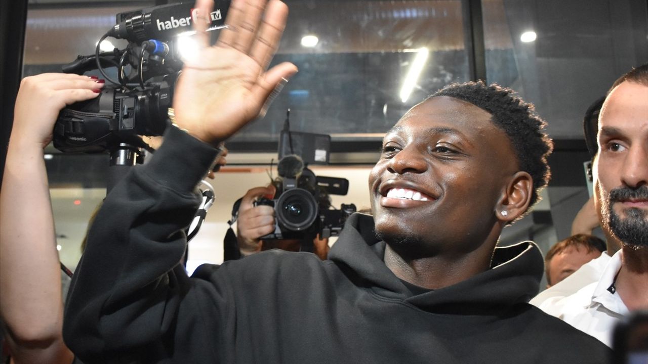 Kazeem Olaigbe Trabzonspor'a Geldi: Taraftarlar Coşkulu Karşıladı