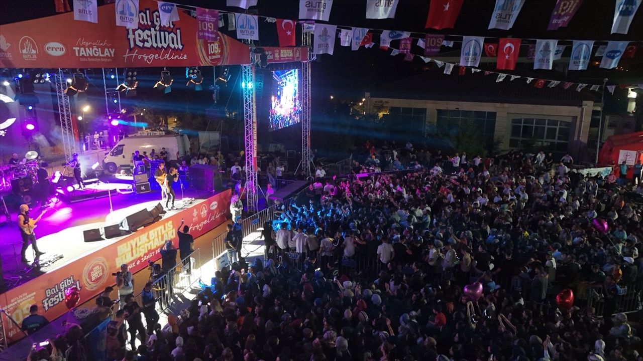 Kıraç, Bitlis'te Unutulmaz Bir Konser Verdi