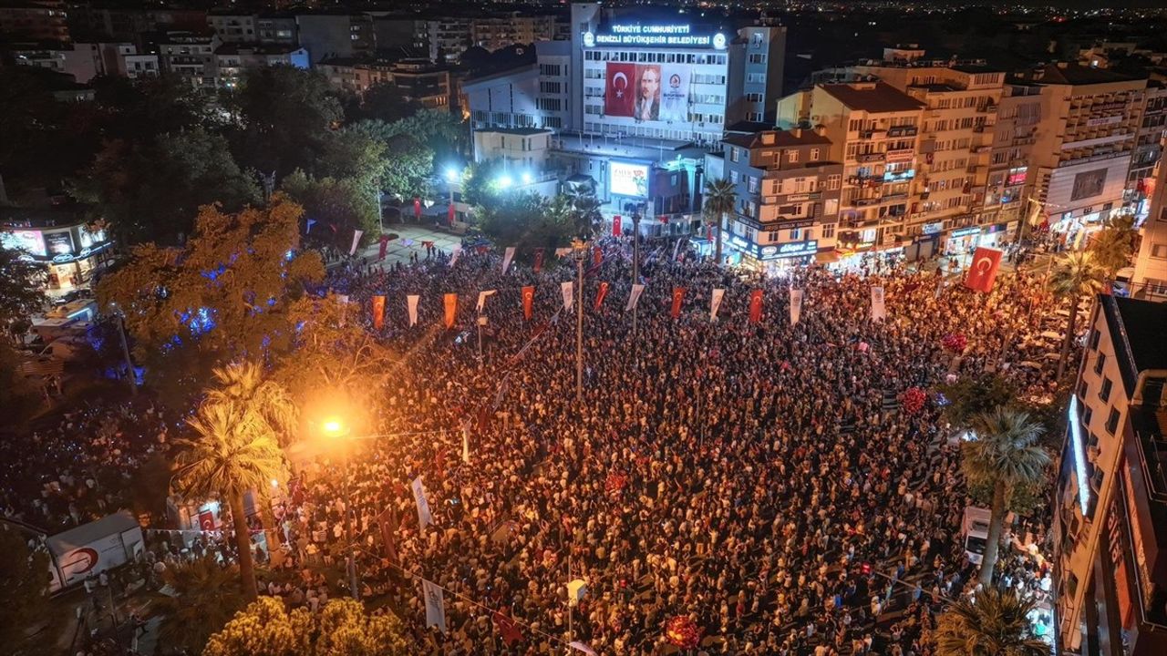 Kıraç Denizli'de 30 Ağustos Konseriyle Sahne Aldı