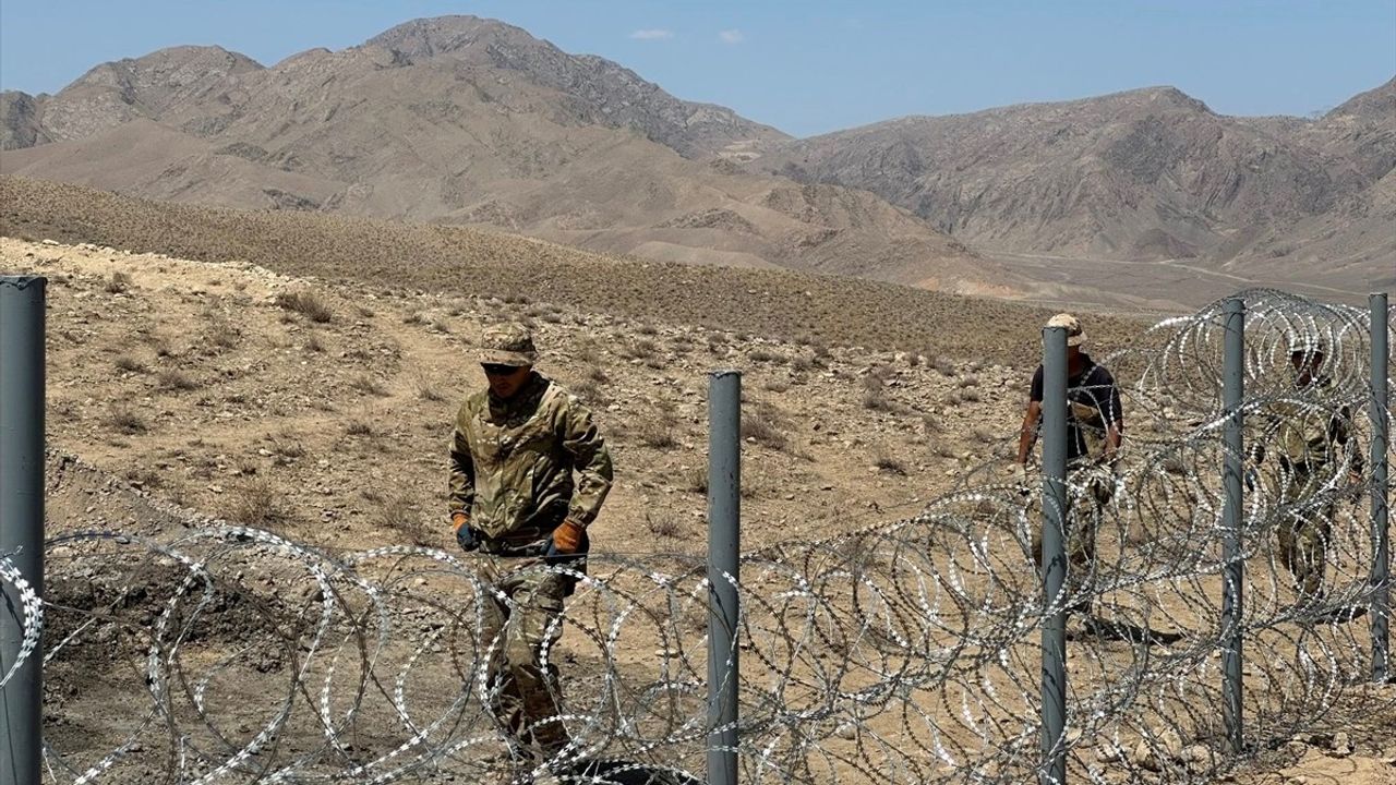 Kırgızistan, Tacikistan Sınırına Tel Örgü Çekme Çalışmalarına Başladı