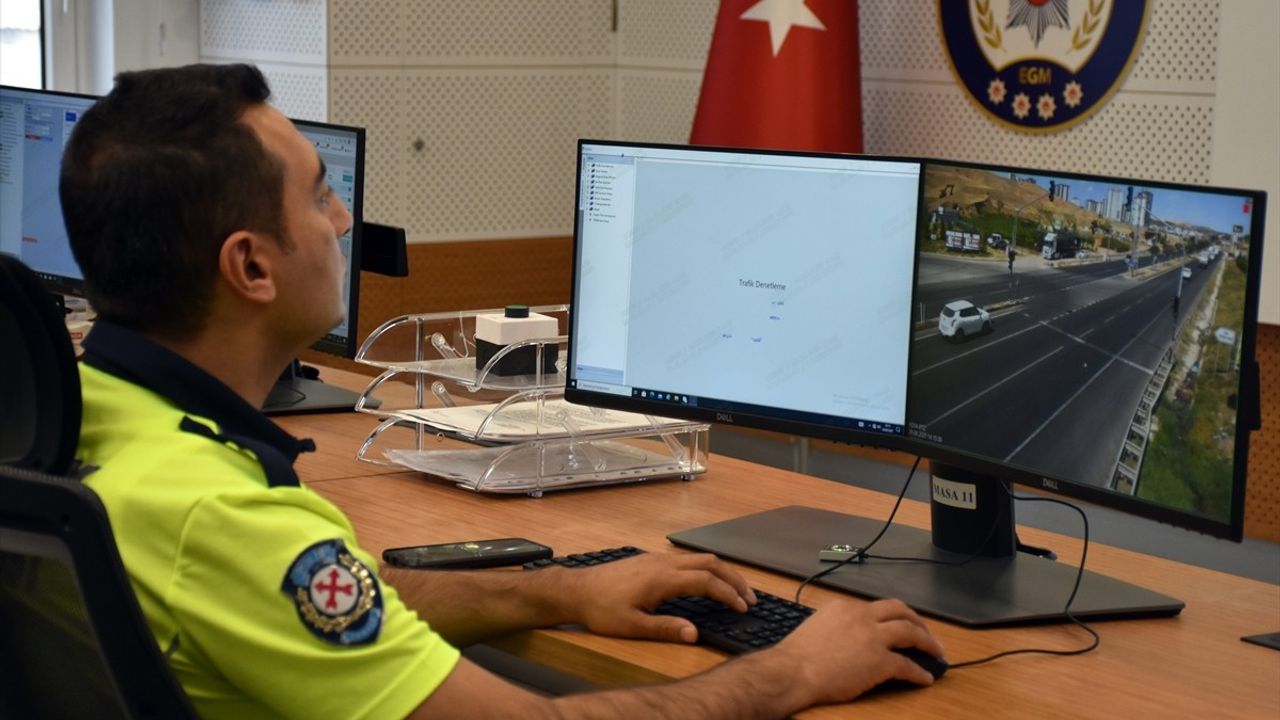 Kırıkkale'de KGYS ile motosiklet denetimi: Plakasız ve kasksız sürücüye 21 bin 39 lira ceza