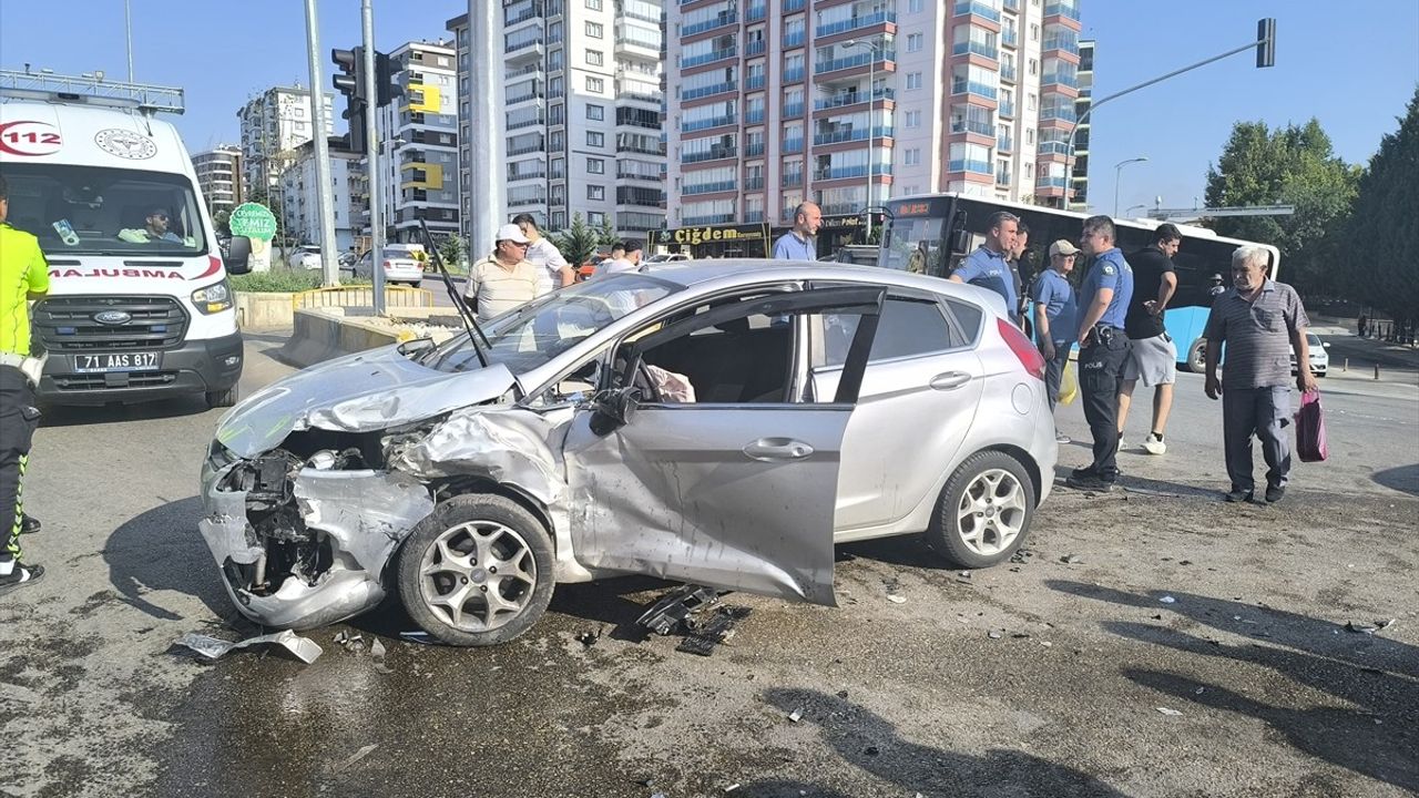 Kırıkkale'de Sivil Polis Aracına Çarpan Otomobil, 3 Yaralı