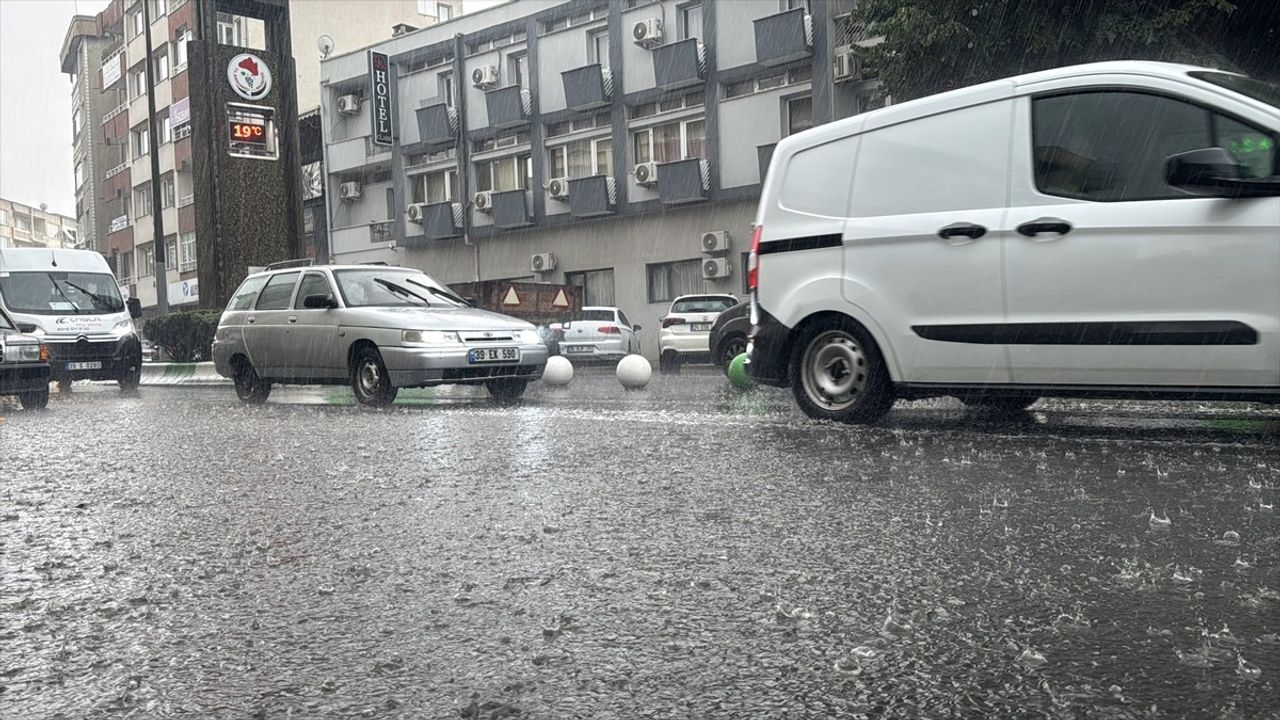 Kırklareli'nde Şiddetli Sağanak: Cadde ve Sokaklarda Su Birikintileri