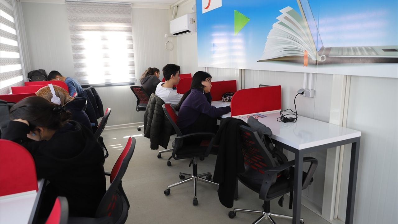 Kızılay Kütüphanelerinden 504 Öğrenci 2025-YKS ile Üniversiteli Oldu