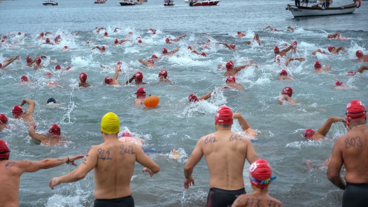 Kocaeli Açık Su Yüzme Yarışları'nda Sporcular İzmit Körfezi'ni Geçti