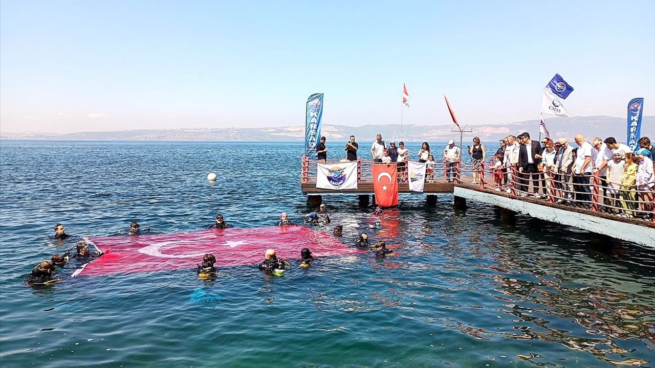 Kocaeli'de Dalgıçlar 30 Ağustos'u Denizde Türk Bayrağıyla Kutladı