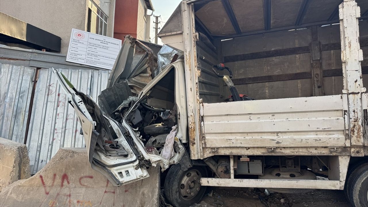 Kocaeli'de Kamyonet, Beton Bloka Çarptı: Sürücü Yaralandı