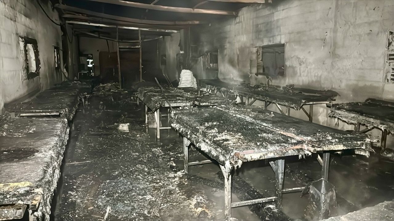 Kocaeli'de Mermerit Tezgah Atölyesinde Yangın Kontrol Altına Alındı