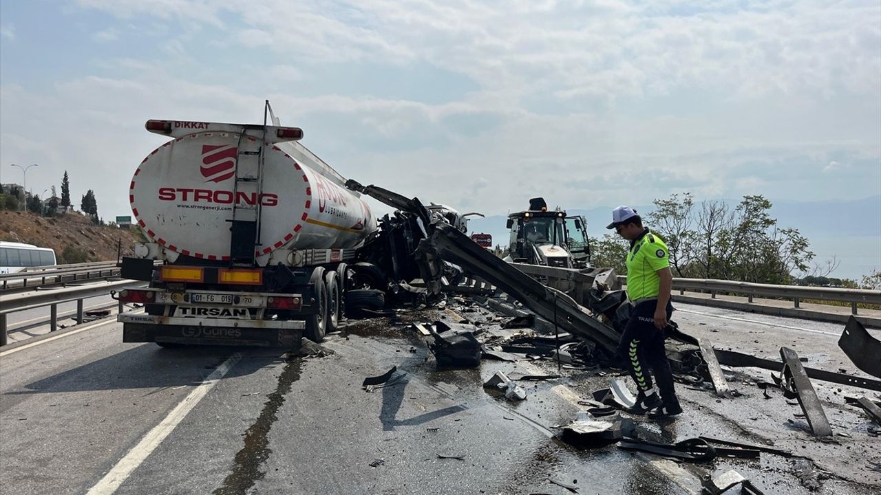 Kocaeli'de Tanker D-100'de Yön Levhasına Çarptı, Ulaşım Aksadı