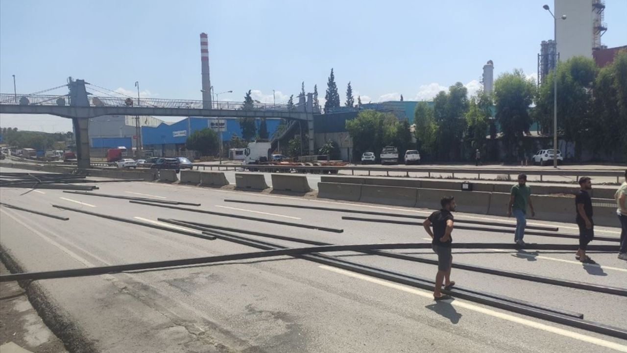 Kocaeli'de tırdan düşen demir profiller D-100'ü İstanbul istikametine kapattı