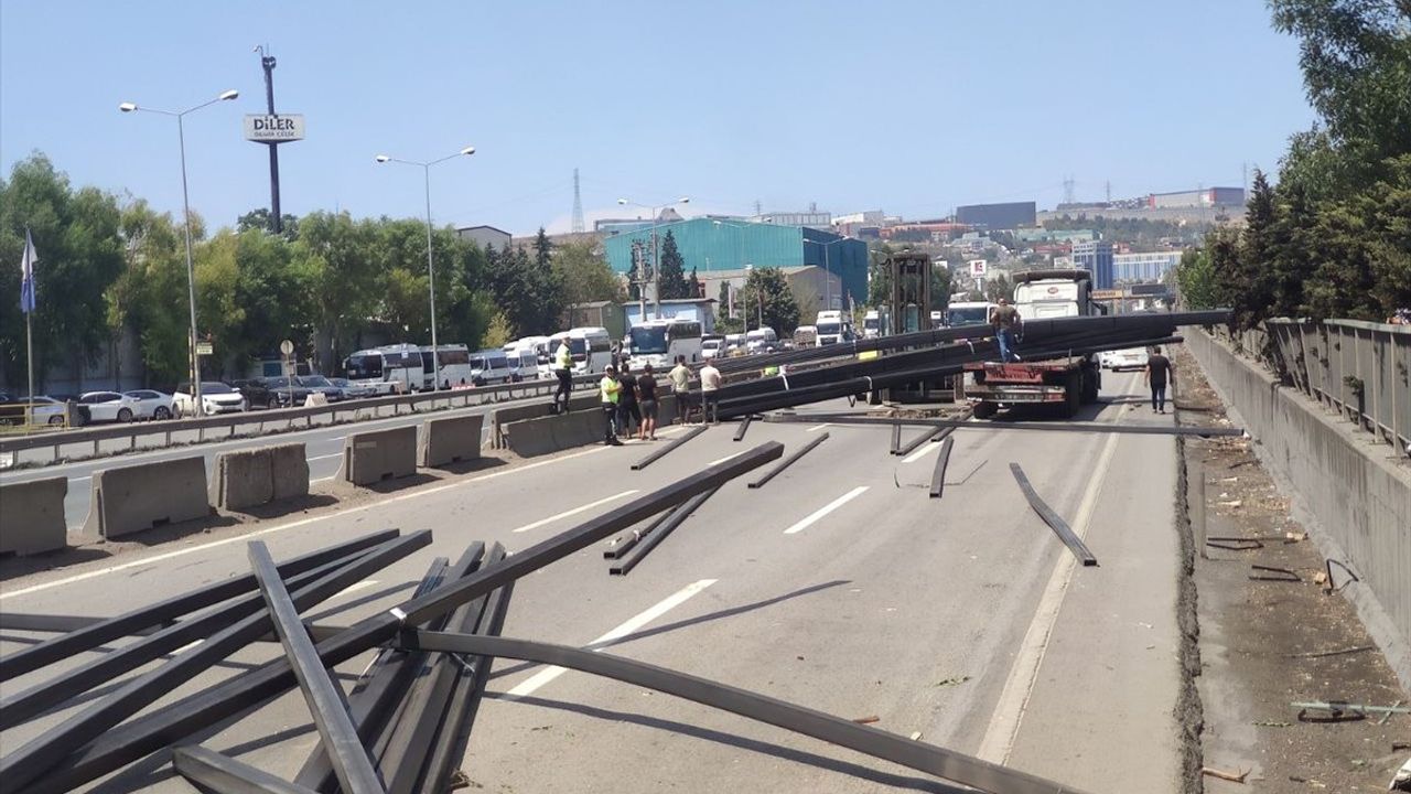 Kocaeli'de Tırdan Düşen Demir Profiller Sonrası D-100 Yolu Ulaşıma Açıldı