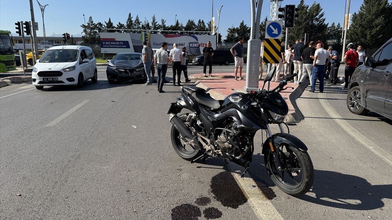 Kocaeli'de Trafik Kazası: Motosiklet Sürücüsü Yaralandı