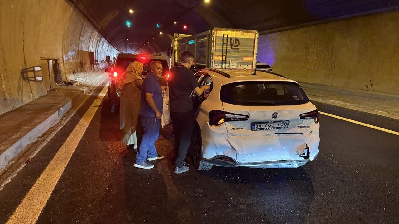 Kocaeli'de Zincirleme Trafik Kazası: 5 Yaralı, Ulaşım Aksadı