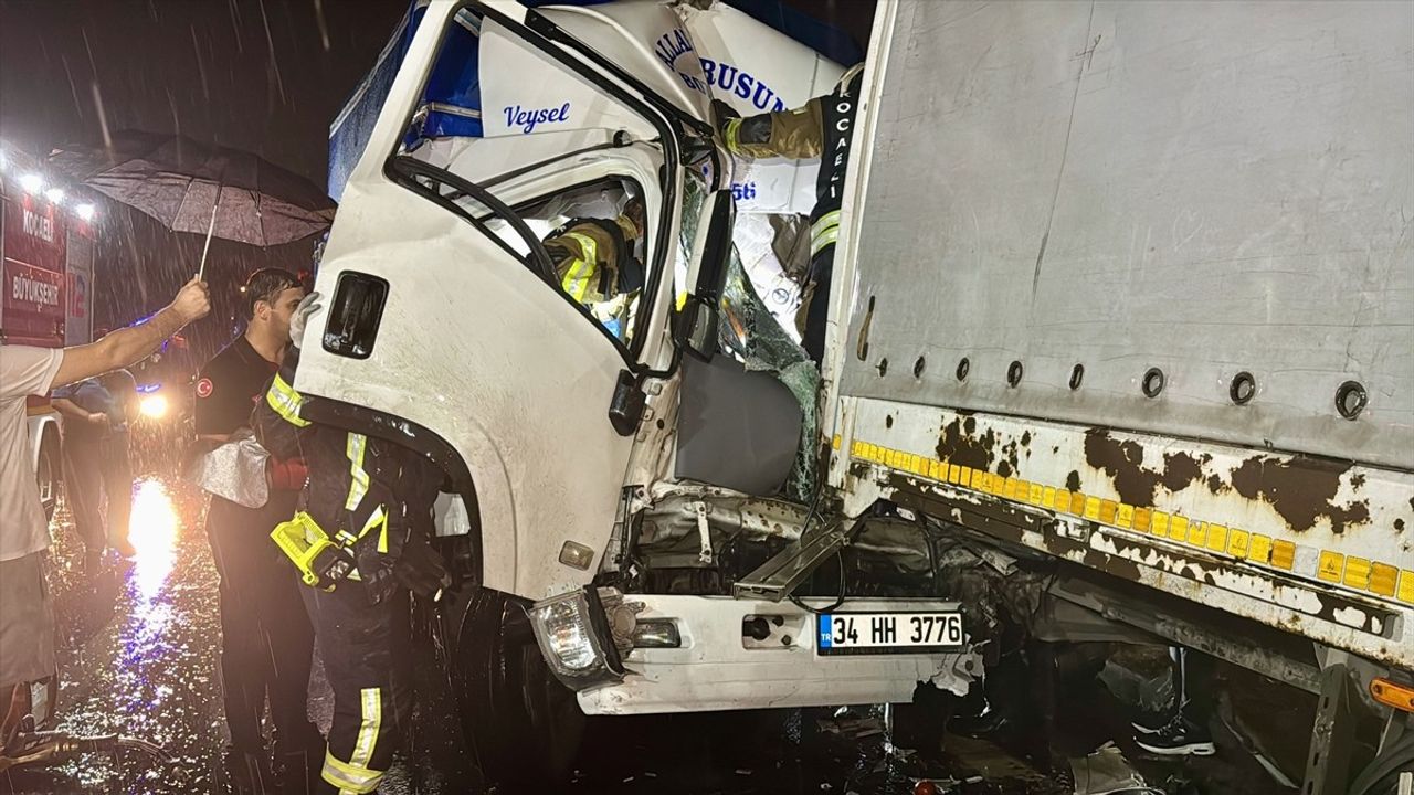 Kocaeli'de Zincirleme Trafik Kazasında 1 Kişi Hayatını Kaybetti