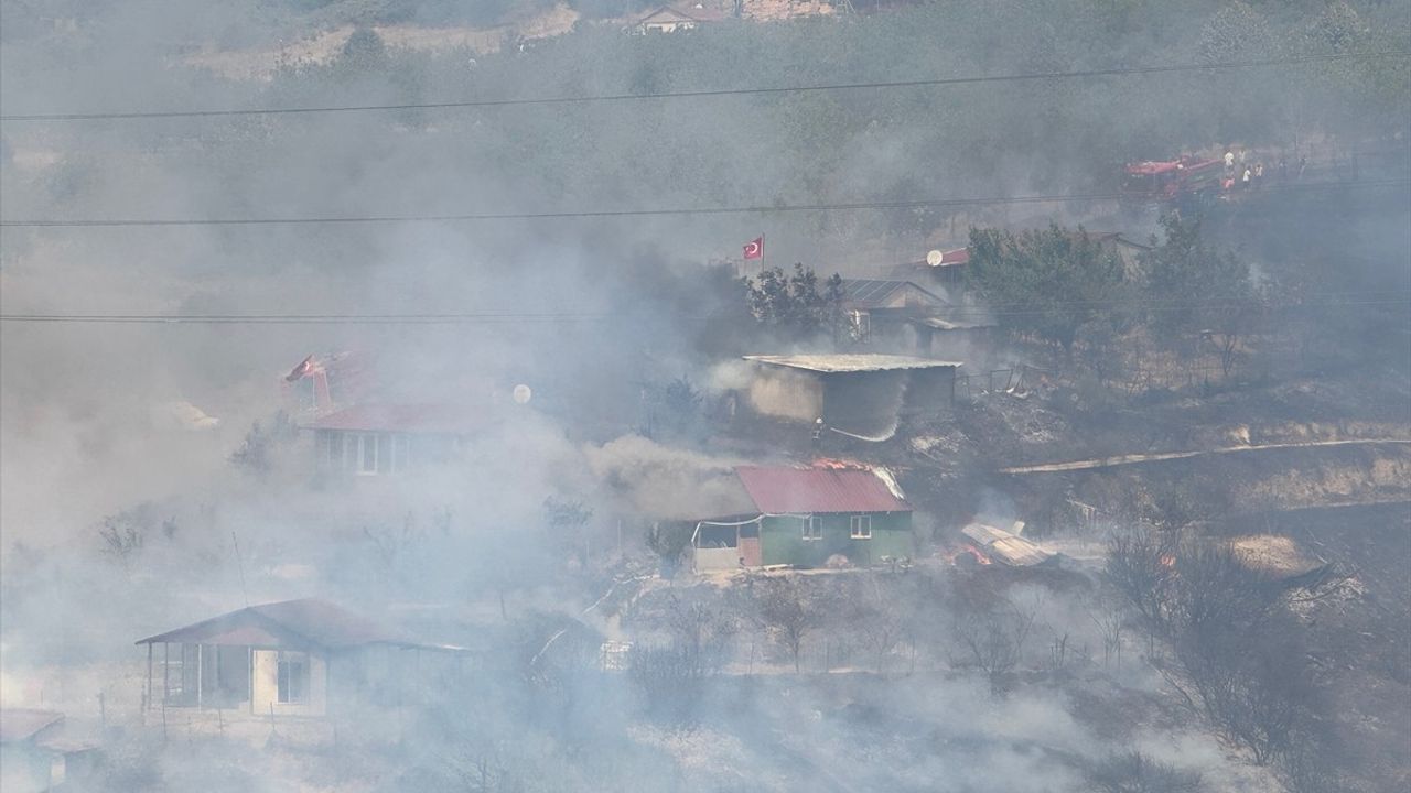 Kocaeli Derince'de Otluk Yangını: Havadan ve Karadan Müdahale