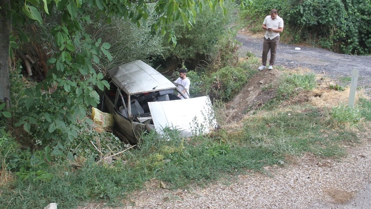 Konya'da Su Kanalına Düşen Otomobilde 3 Yaralı