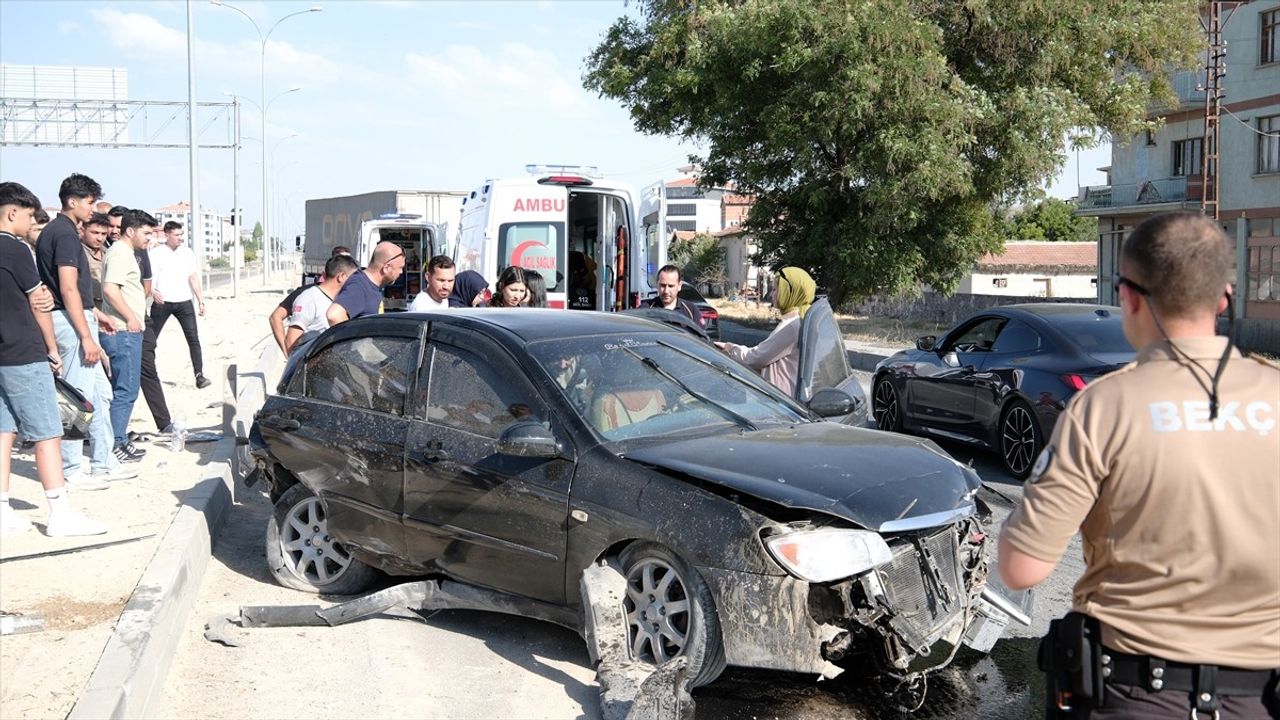 Konya'da Tırın Otomobile Çarpması: 3 Yaralı, Kaza Anı Kamerada