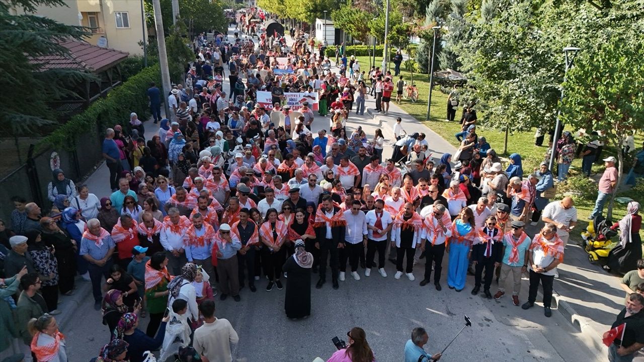 Korkuteli'de 34. Altın Kiraz Yağlı Pehlivan Güreşleri'nde Yörük Göçü Canlandırıldı