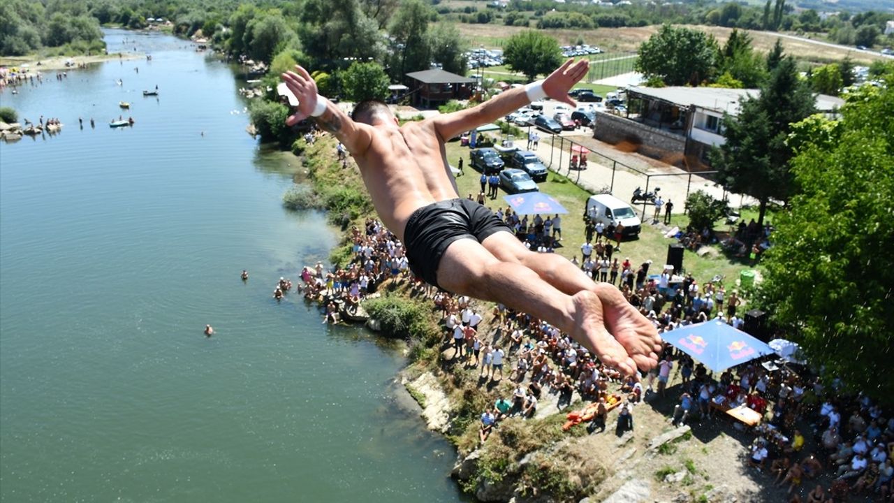 Kosova'da 75. Şivan Köprüsü Geleneksel Atlama Yarışı Yapıldı