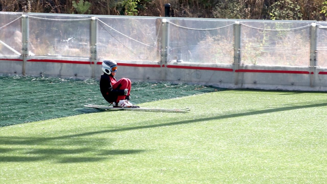 Küçük Kayakçılar Kuş Gibi Uçmayı Öğreniyor