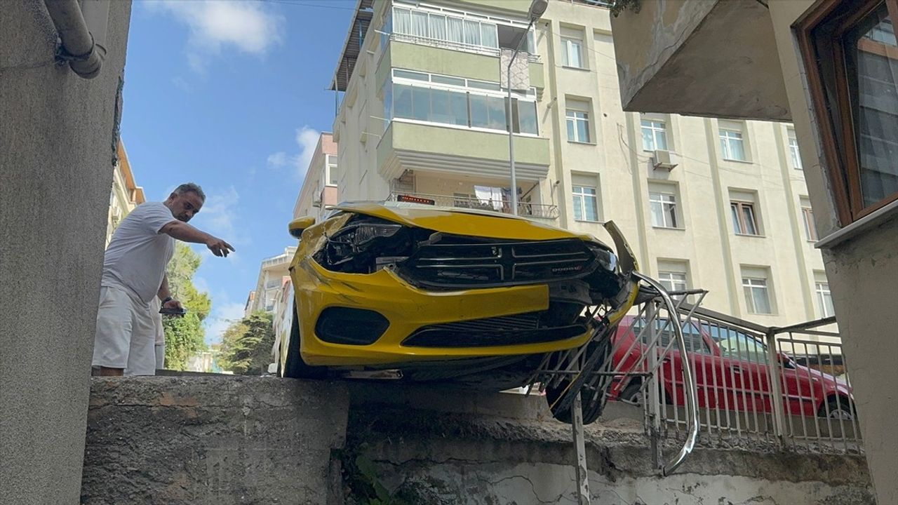 Küçükçekmece'de Freni Tutmayan Taksi Duvarda Asılı Kaldı