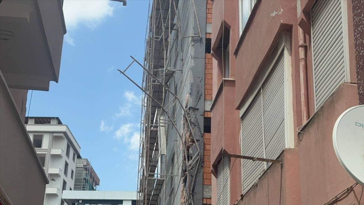 Küçükçekmece'de Kentsel Dönüşüm Sırasında Apartman Çöktü