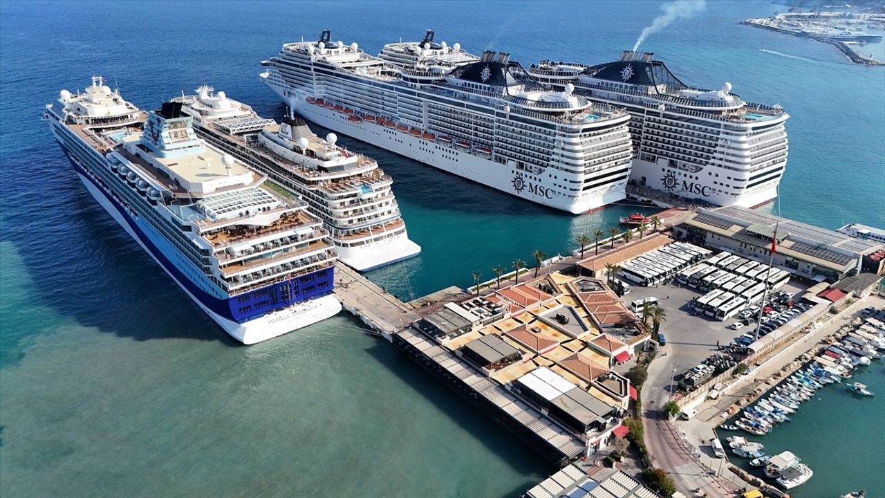 Kuşadası'na 5 Kruvaziyerle 10,916 Turist Geldi