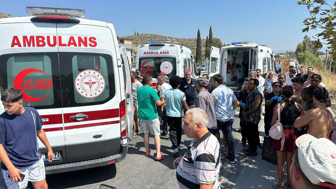 Kuşadası'nda Tur Minibüsü Devrildi: 7 Yabancı Turist Yaralandı