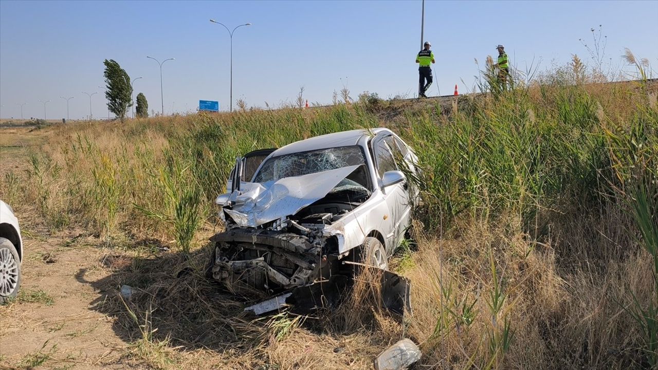 Kütahya Altıntaş'ta Polis Aracına Arkadan Çarpan Otomobil: 4 Yaralı