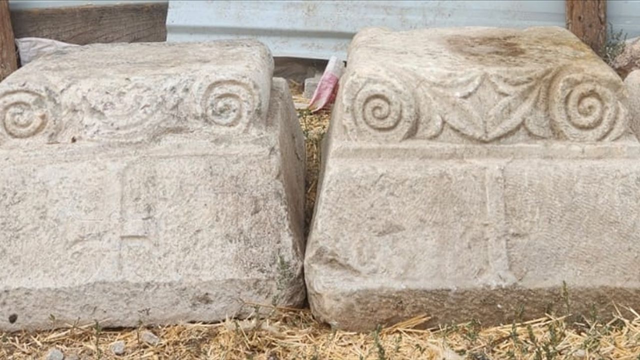 Kütahya'da 4 Bizans Dönemi Mermer Sütun Başlığı Ele Geçirildi
