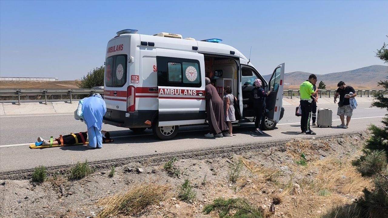 Kütahya'da Hafif Ticari Araç Tarlaya Devrildi: 4 Yaralı