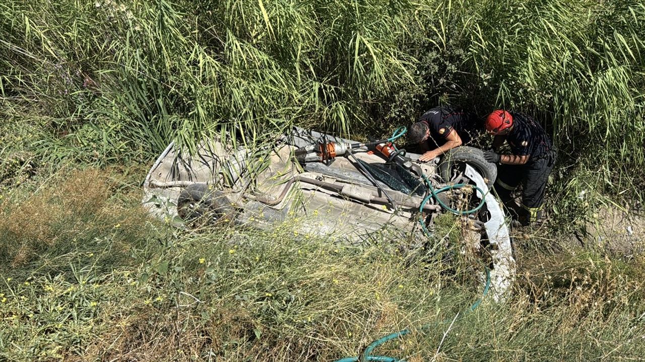 Kütahya'da Su Kanalına Devrilen Otomobilde Anne ve Kızı Kurtarıldı
