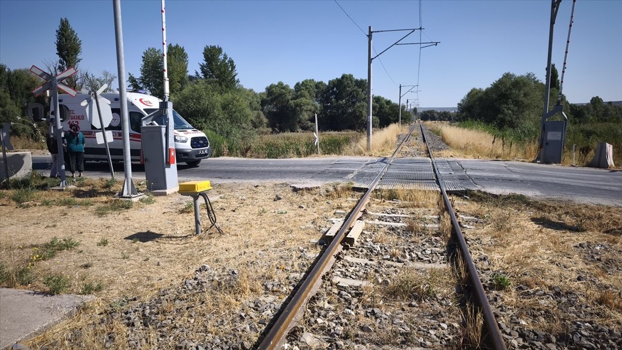 Kütahya'da Tren Çarpması: Telefonla Konuşan Kadın Yaralandı