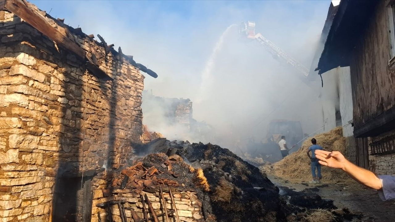Kütahya Emet Konuş Köyü'nde Yangın: 2 Ev ve 4 Samanlık Kullanılamaz Hale Geldi