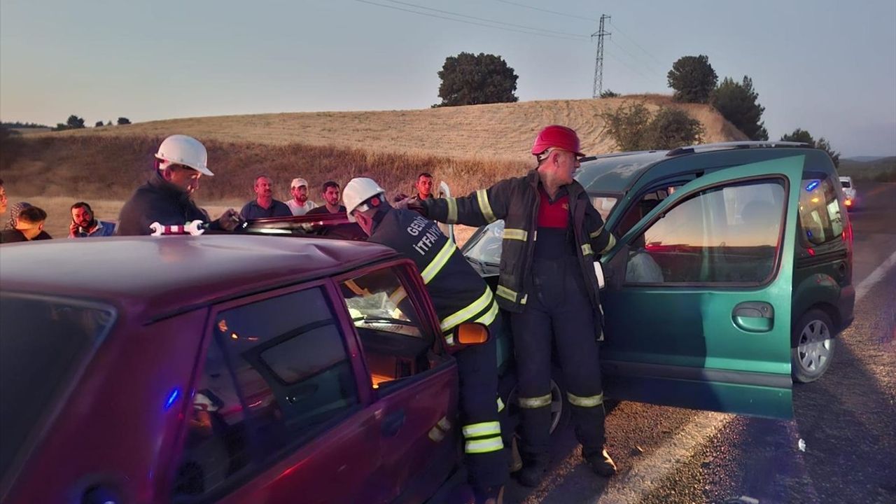 Kütahya Gediz'te Trafik Kazası: 2 Ölü, 1 Yaralı