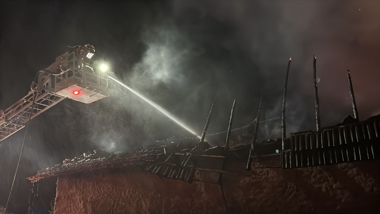 Kütahya Karacaören'de Yangın: 2 Ev, 3 Samanlık, 2 Ahır Küle Döndü