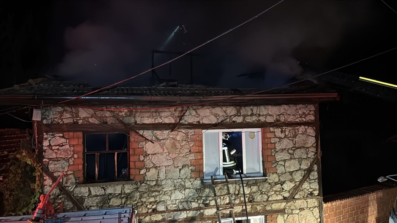 Kütahya Tavşanlı Başköy'de Yangın: 4 Ev Kullanılamaz Hale Geldi