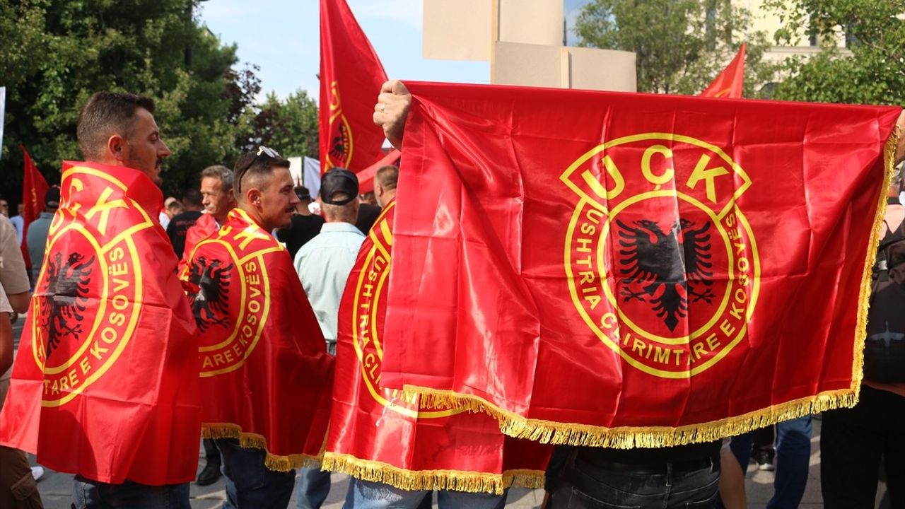 Lahey'de Yargılanan Eski UÇK Komutanlarına Kosova'dan Destek Gösterisi