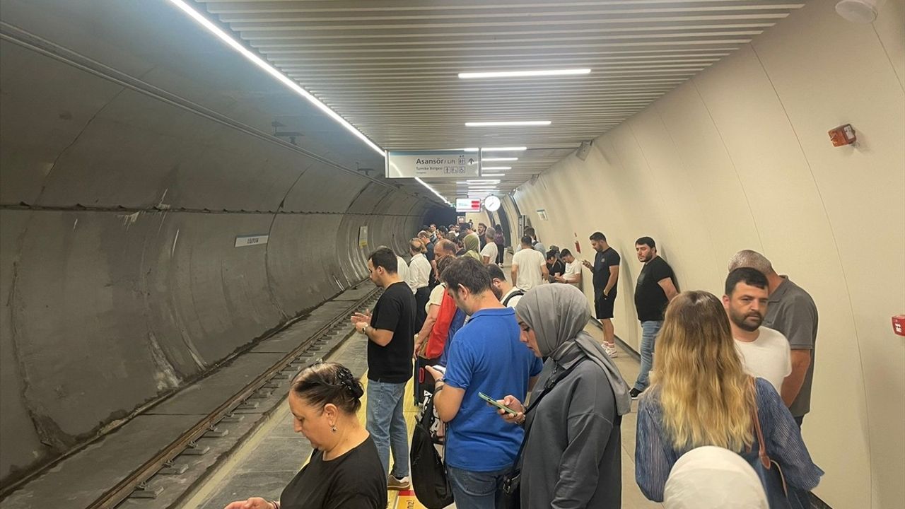 M3 Bakırköy-Kayaşehir Metro Hattı'nda Teknik Arıza, Duraklarda Yoğunluk