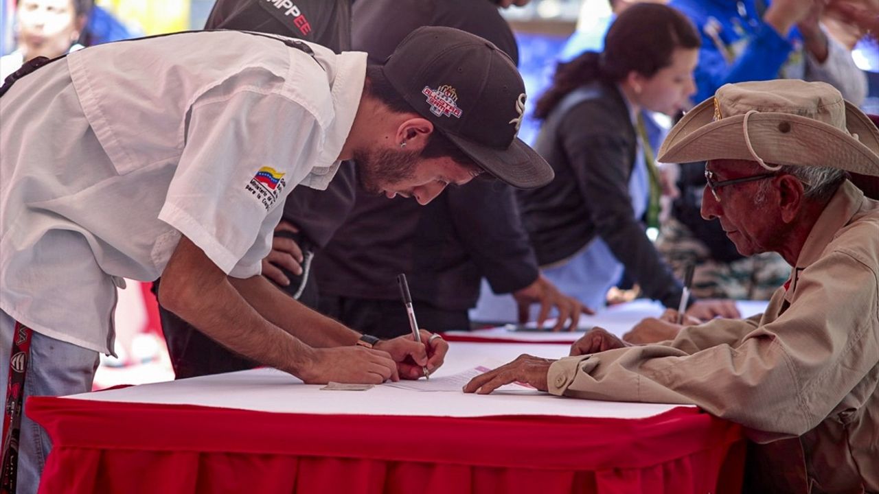 Maduro'nun Çağrısıyla Venezuela'da Yüzlerce Kişi Ulusal Bolivarcı Milis Gücü'ne Kayıt Oldu