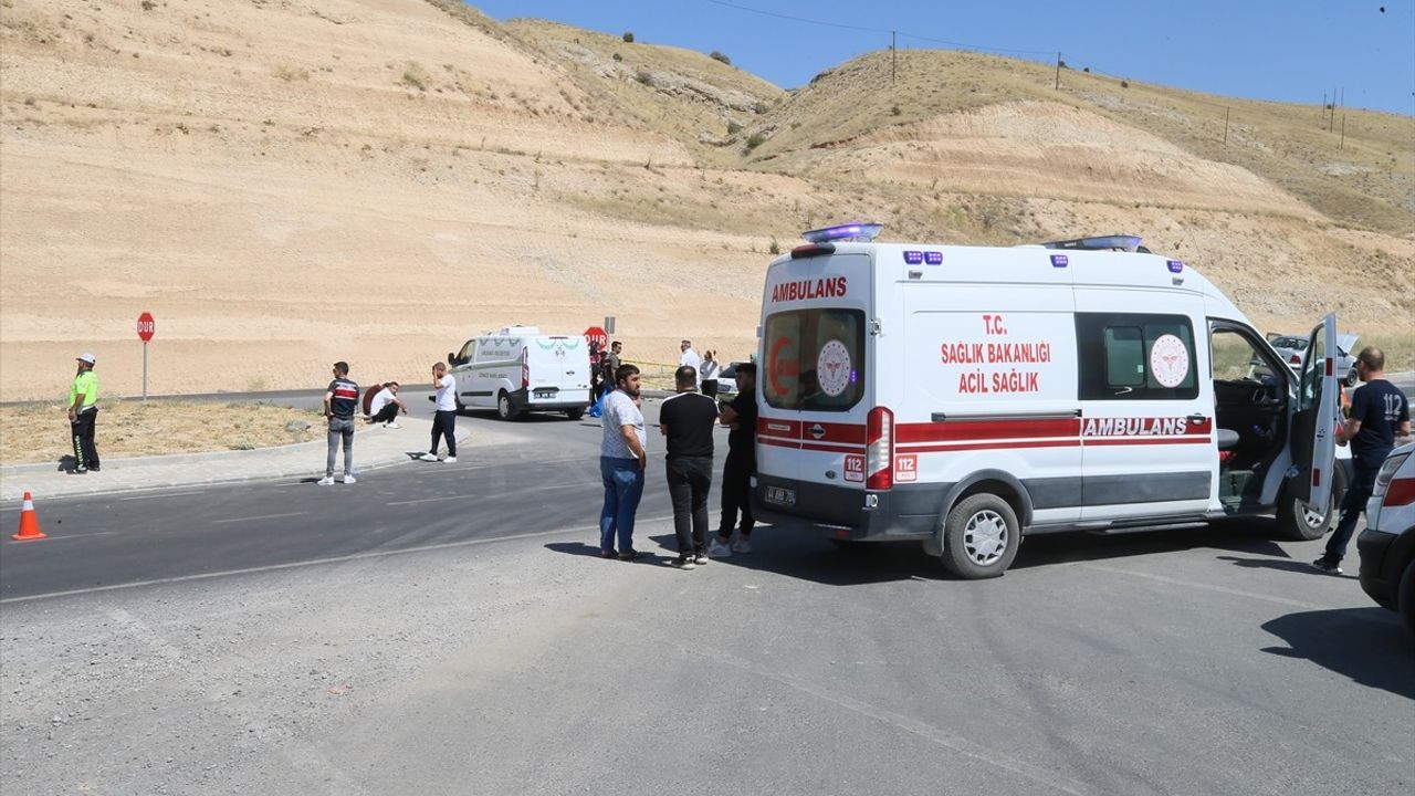 Malatya Akçadağ'da Trafik Kazası: 1 Ölü, 4 Yaralı