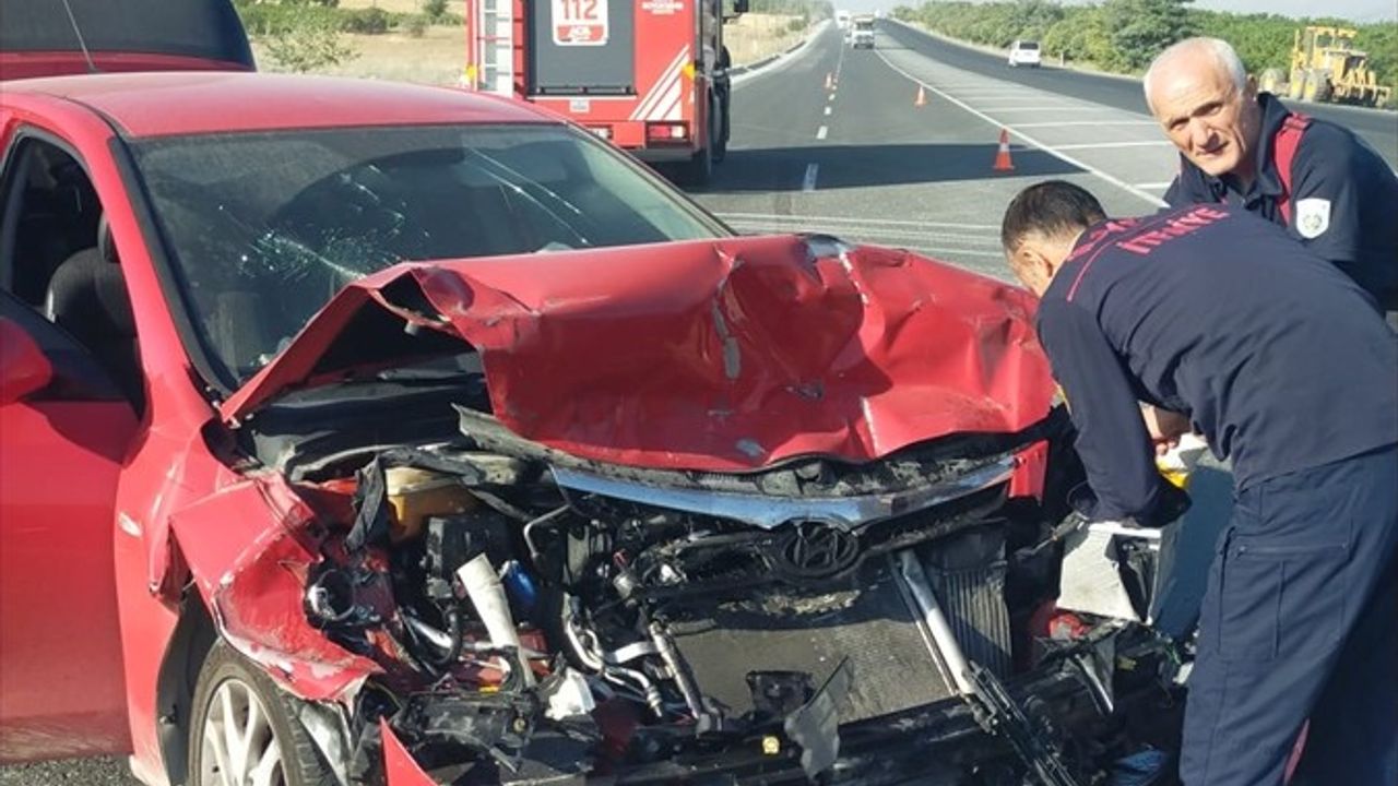Malatya'da çekiciye bağlı römorka çarpan otomobilde 5 yaralı