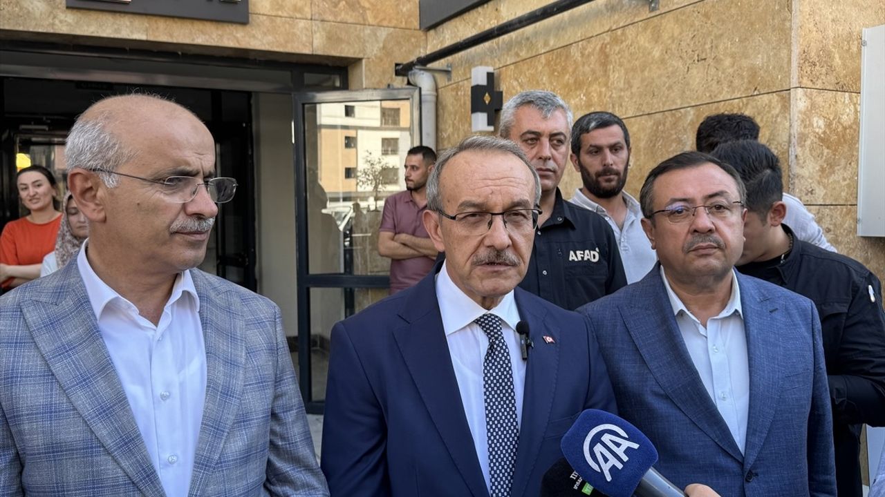 Malatya Valisi Yavuz Akkent Sitesi'nde Depremzede Aileyi Ziyaret Etti — 404 Konut Teslimi