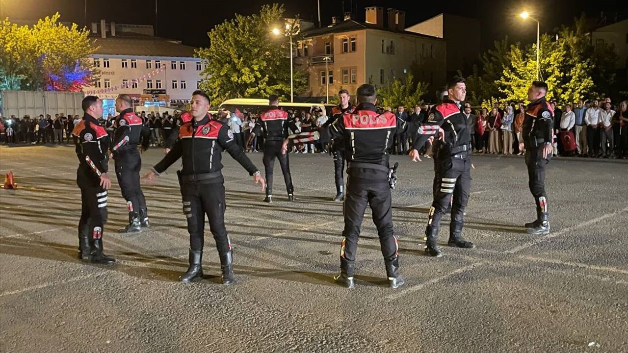 Malazgirt'te 954. Yıl Fener Alayı: Metrelerce Türk Bayrağıyla Coşku