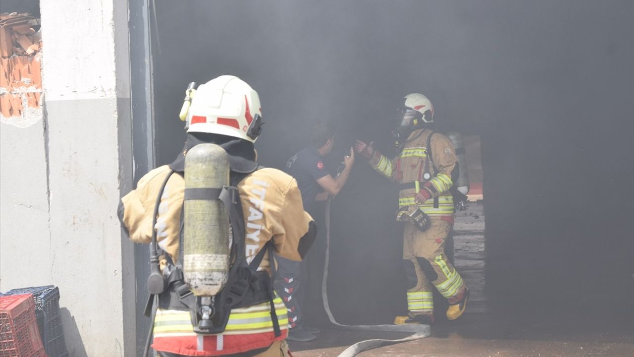 Manisa Ahmetli'de Plastik Kasa Deposu Yangını Söndürüldü
