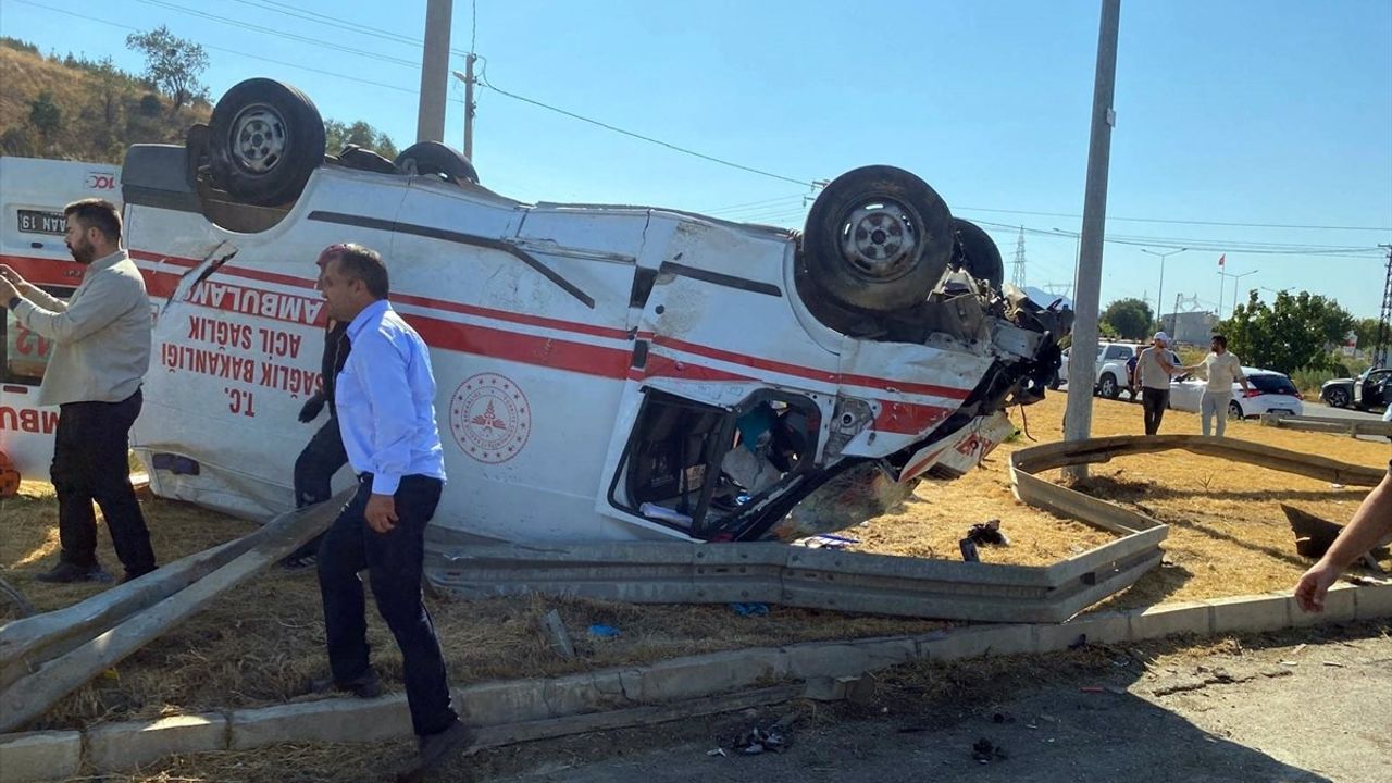 Manisa'da Ambulans-Otomobil Çarpışması: 1 Ölü, 6 Yaralı