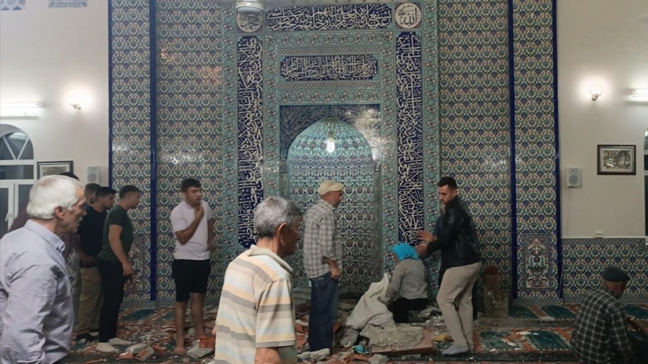 Manisa'da Cami Mihrabının Taç Kısmı Düştü: 1 Ölü, 1 Yaralı